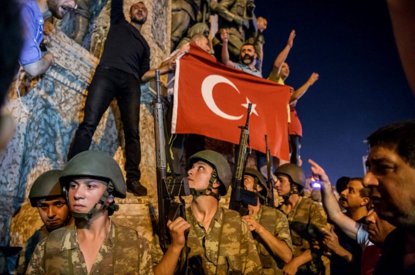 Turcos na Taksim, em protesto contra a tentativa de golpe de Estado da madrugada de sábado