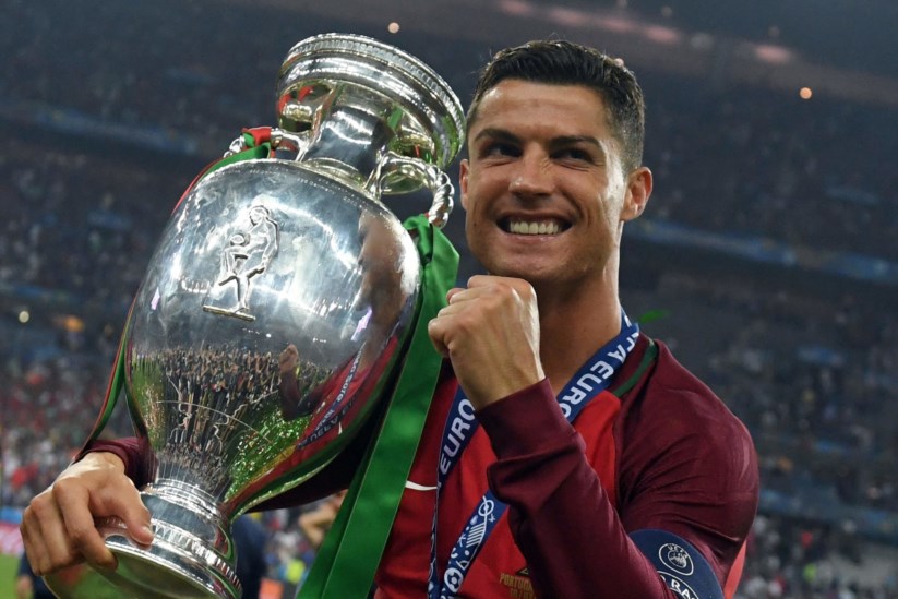 Cristiano Ronaldo com o troféu que Portugal conquistou no Euro 2016