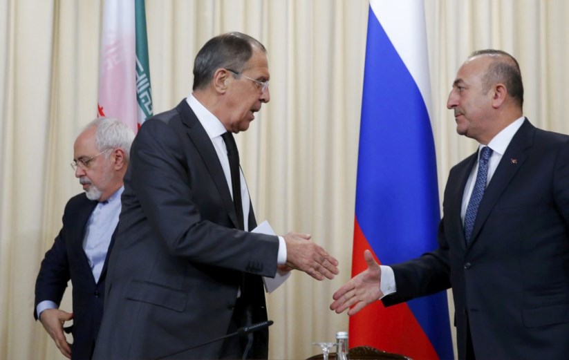 Lavrov cumprimenta o homólogo turco, com o iraniano atrás