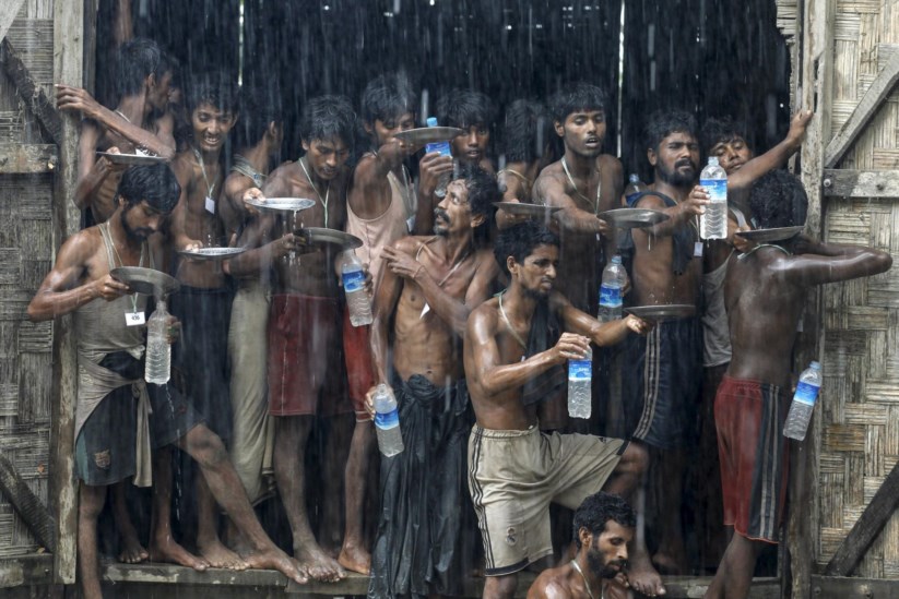 Os rohingya (aqui num centro de abrigo temporário) são uma minoria étnica discriminada e perseguida na Birmânia