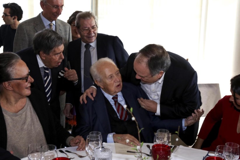 João Soares fala com o pai no almoço dos 90 anos de Mário Soares