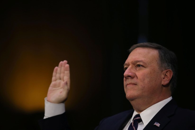 O congressista Mike Pompeo, anets de começar a audiência para o emprego de director da CIA