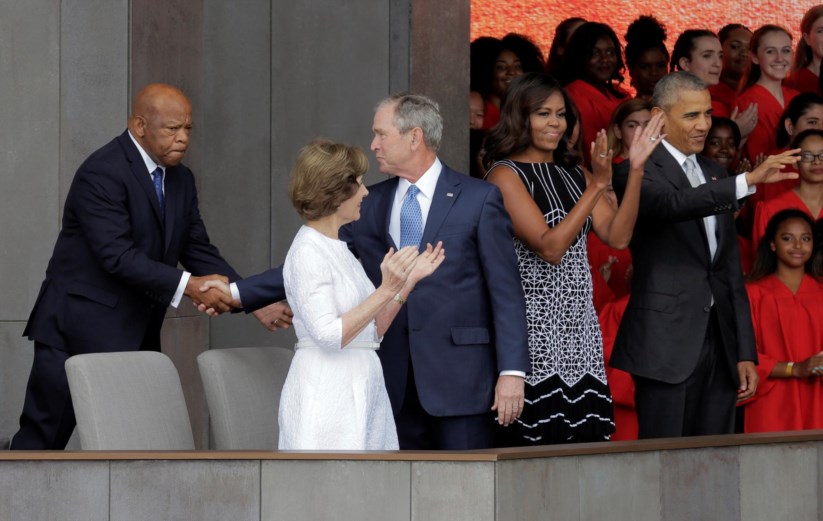 Lewis com Bush e Obama na inauguração do Museu de História Africana