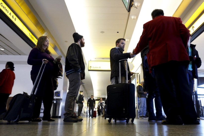 Passageiros no aeroporto de La Guardia, um dos que servem Nova Iorque