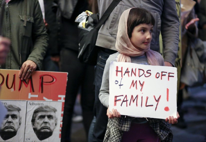 Manifestações espontâneas, como esta em Los Angeles, tiveram lugar nos aeroportos das principais cidades dos Estados Unidos 