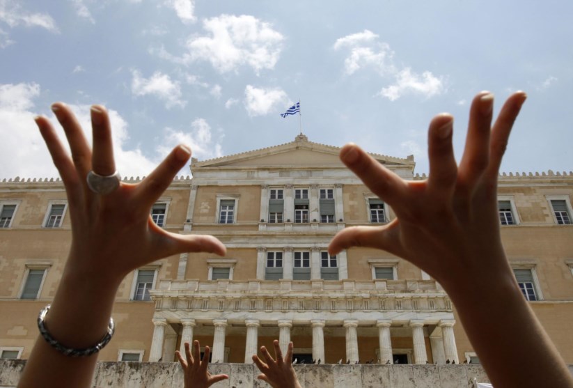 Protestos contra a austeridade em Atenas em 2010: Governo de Tsipras diz que não aprovará "nem mais um cêntimo" de cortes