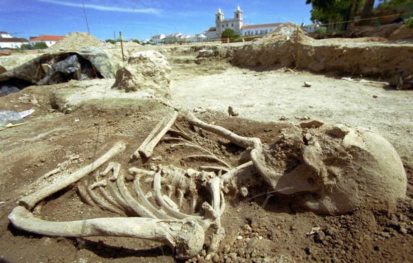 Um dos esqueletos durante as escavações no parque de estacionamento no centro da cidade alentejana