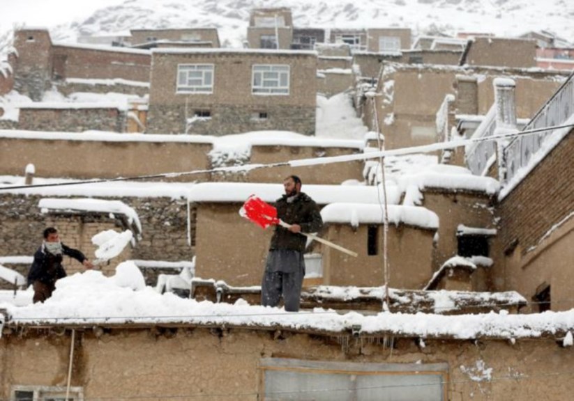 Casas atingidas pela avalanche de neve em Kabul, capital do Afeganistão