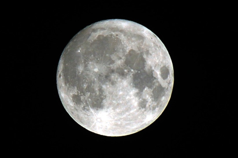 O eclipse atinge o ponto máximo às 00h44