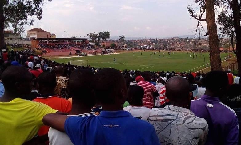 Alguns dos espectadores durante o jogo desta tarde, no Estádio Municipal 4 de Janeiro