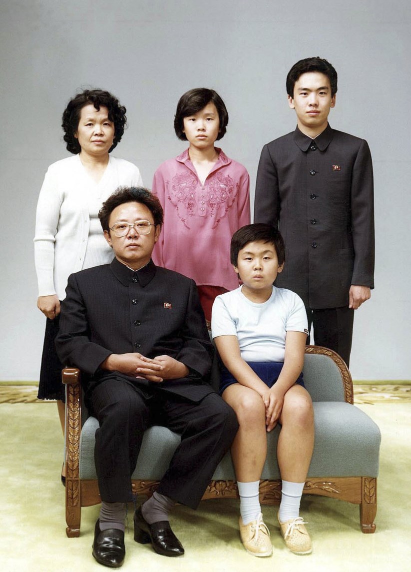 Fotografia de Agosto de 1981, onde Kim Jong-nam aparece sentado à frente, ao lado do pai, Kim Jong-il