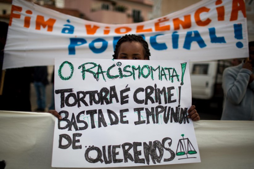 Manifestação em frente a Assembleia da República depois de agressões da polícia e insultos racistas denunciados por jovens da Cova da Moura