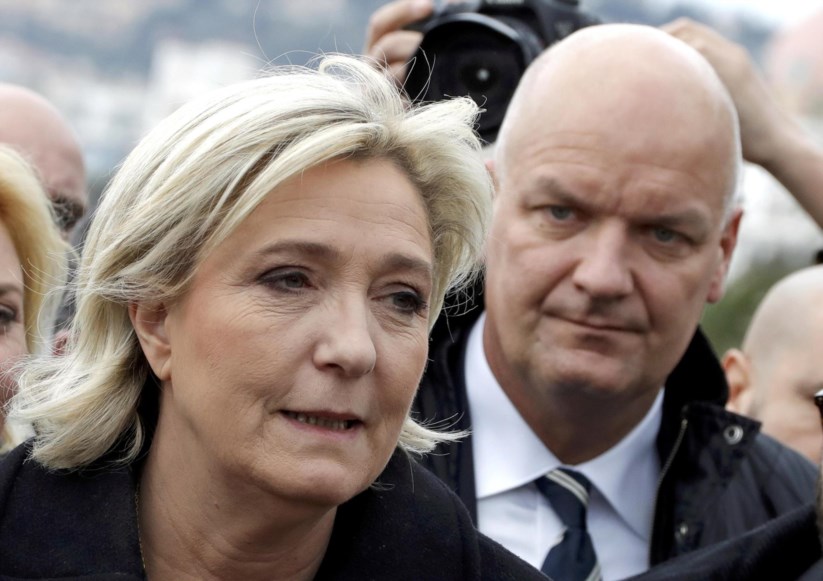 Le Pen e o guarda-costas agora detido, numa acção de campanha