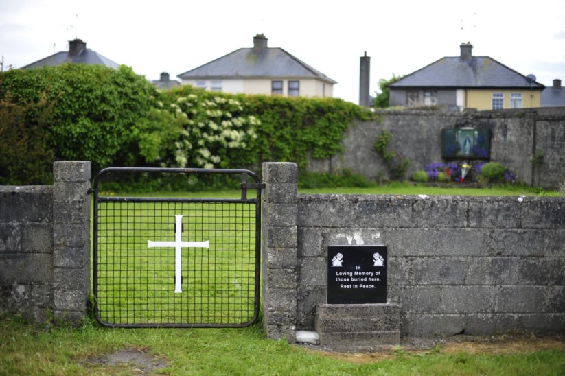 Cruz assinala vala comum em Tuam, Irlanda