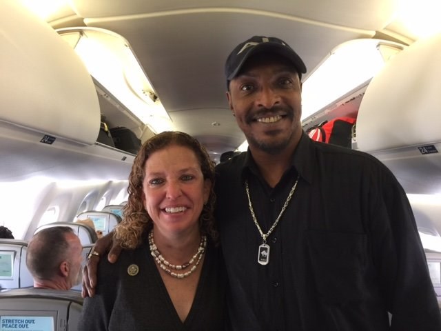 Muhammad Ali com a congressista Debbie Wasserman Schultz, depois de ter sido detido.