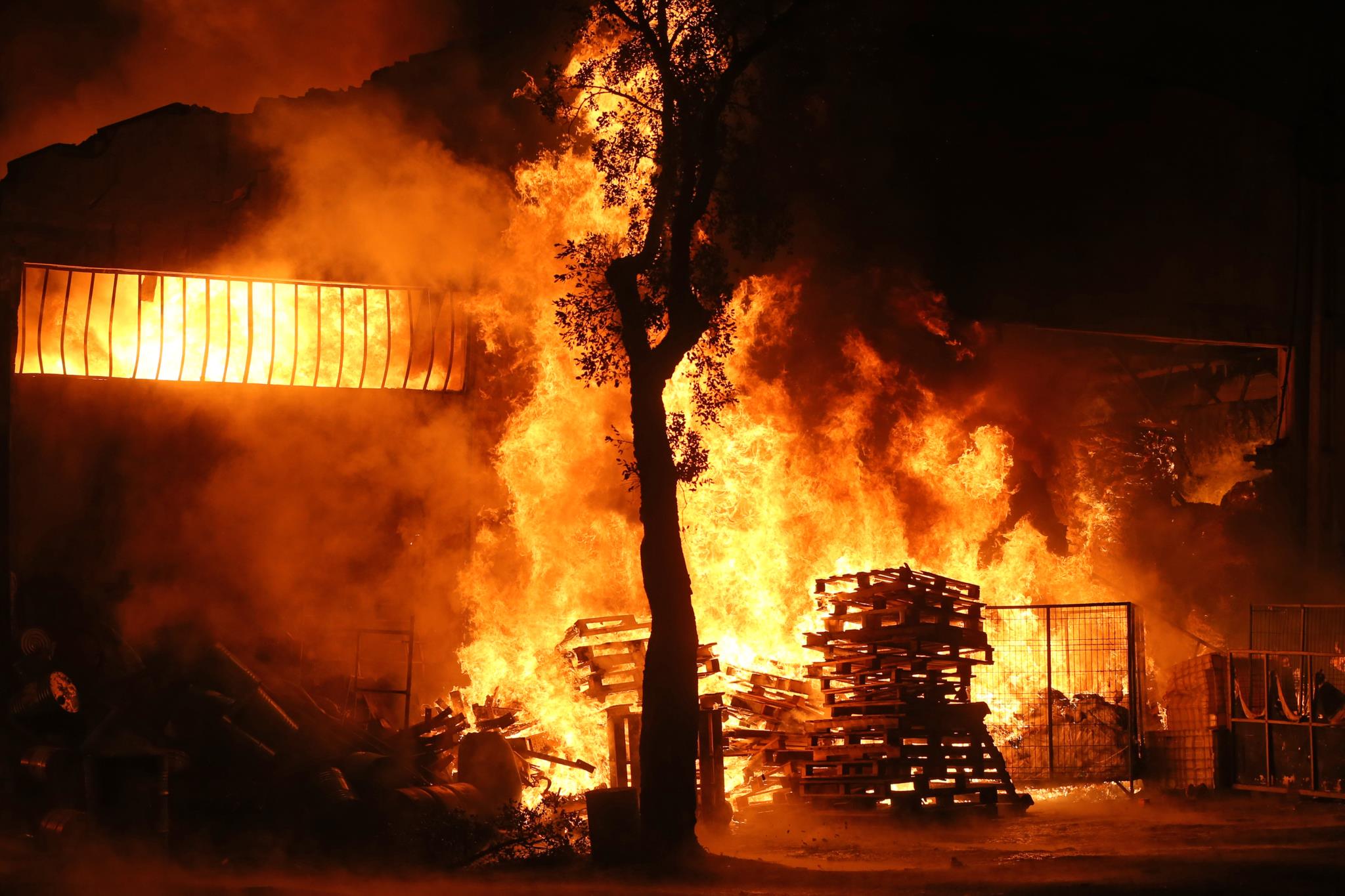 Incêndio de grandes dimensões em Santa Maria da Feira está ...