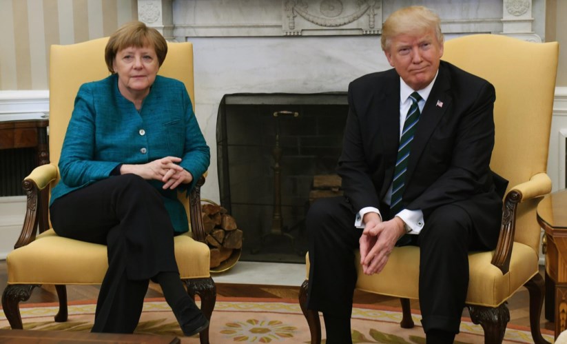 O embaraçoso momento em que, perante a insistência dos jornalistas e a disponibilidade de Angela Merkel, Donald Trump recusou um aperto de mão.