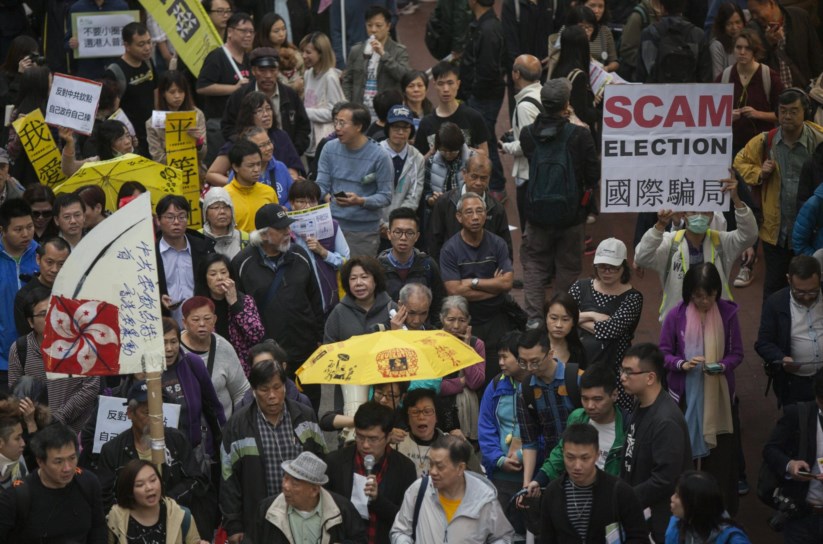 Manifestação em Hong Kong no sábado a denunciar o processo eleitoral