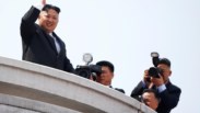 Coreia do Norte faz exibição de mísseis e de determinação perante as ameaças