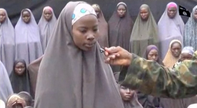Uma das raparigas raptadas em imagens divulgadas pelo Boko Haram em 2014
