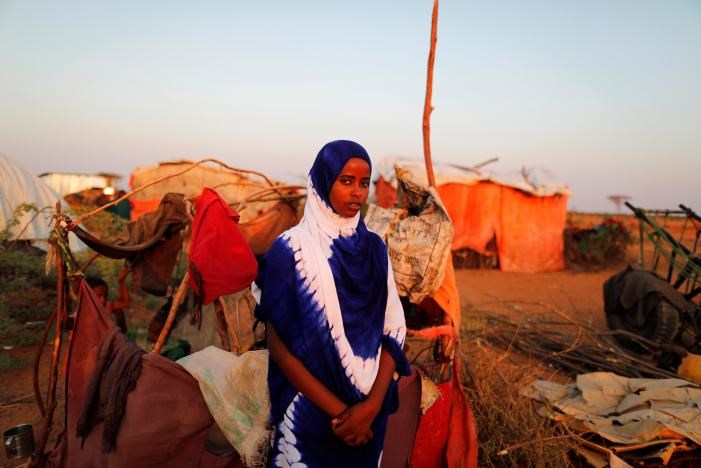 Zeinab, de 14 anos, em frente do abrigo da sua família