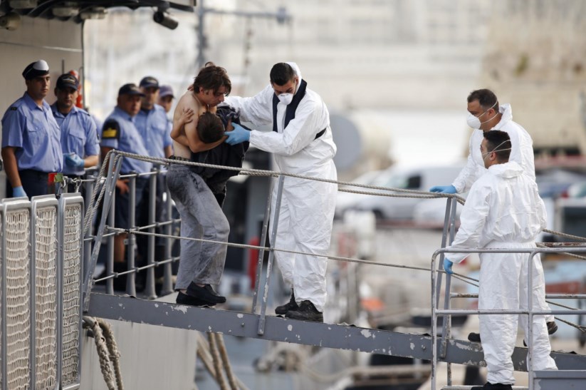 Sobreviventes do naufrágio chegam ao porto de La Valetta, um dia após o incidente.
