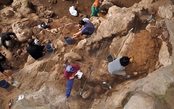 Os trabalhos de escavação arqueológica na gruta espanhola