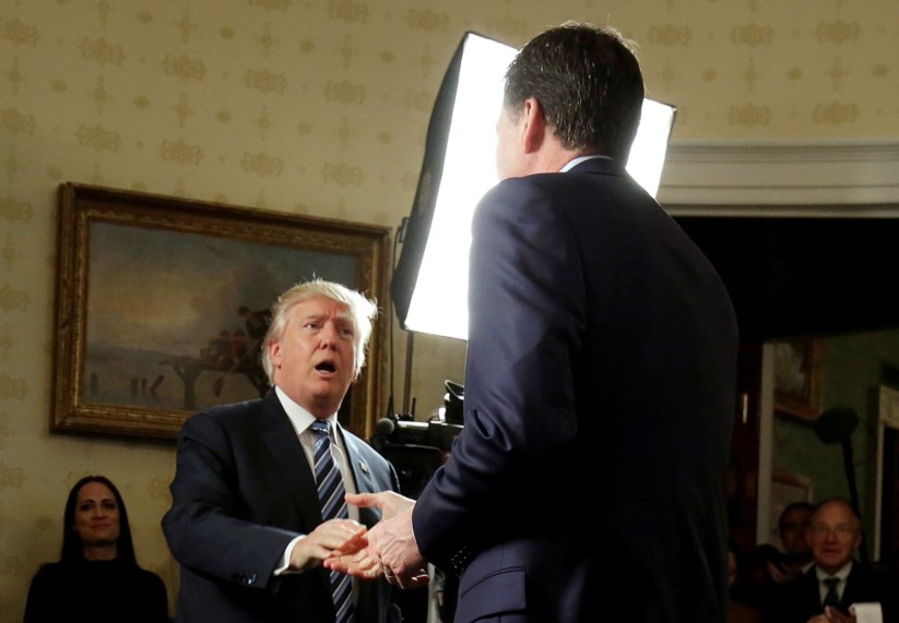Donald Trump aperta a mão a James Comey, agora ex-director do FBI