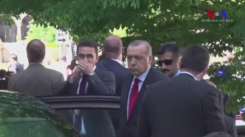 Imagens do vídeo em que Erdogan aparenta indicar o início do ataque aos manifestantes, antes de se deslocar para a residência do embaixador turco