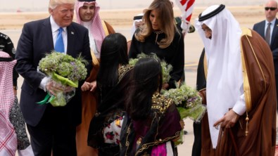 Trump recebido na Arábia Saudita com a pompa que Obama não teve