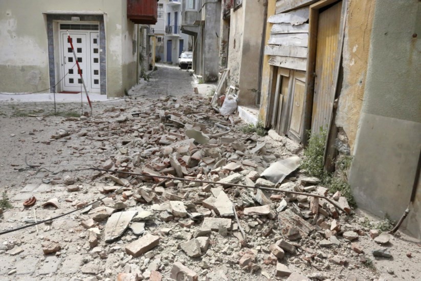 A destruição na vila de Plomari, uma das mais afectadas na Grécia