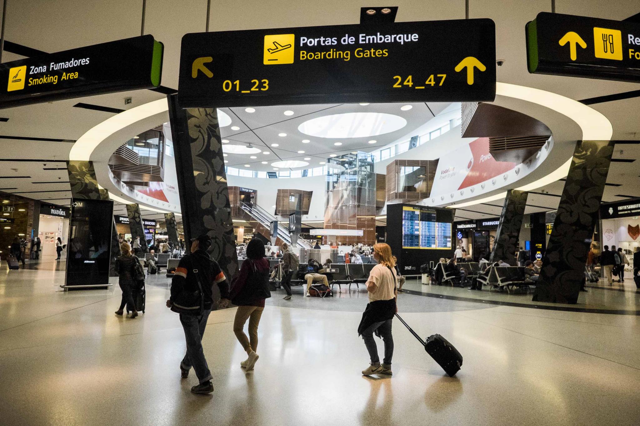 Aeroporto de Lisboa cresce 21 e bate recorde com cinco milhões de passageiros PÚBLICO