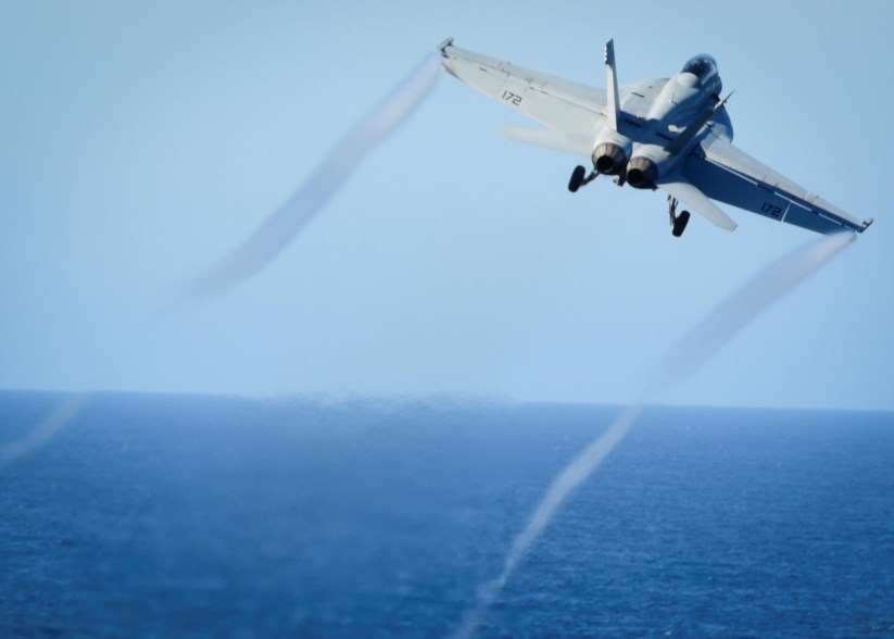Um caça norte-americano F/A-18E Super Hornet abateu um Sukhoi Su-22 sírio