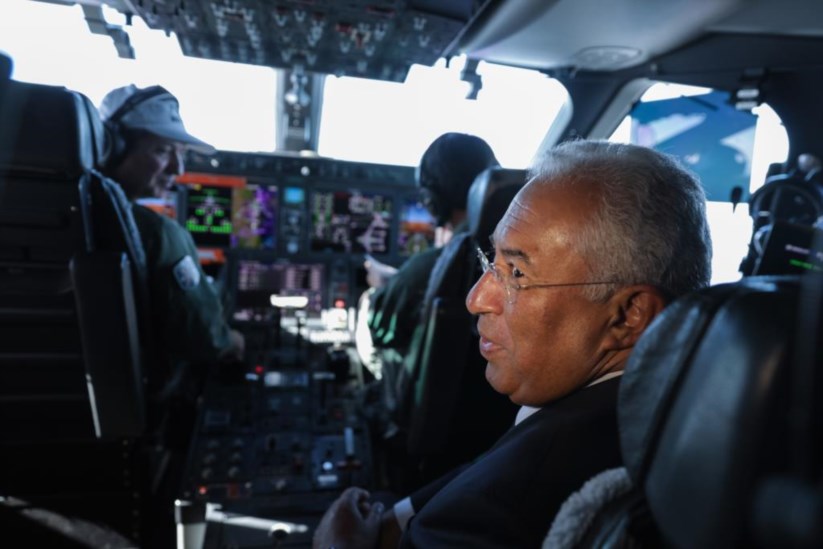 O primeiro-ministro António Costa a bordo de um KC 390 da Embraer durante uma viagem entre São Paulo e o Rio de Janeiro