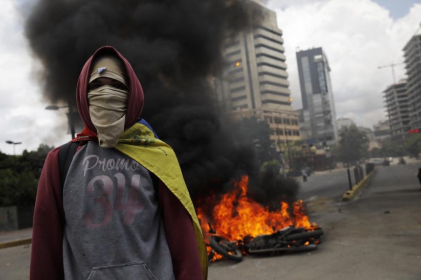 Manifestante da oposição durante protesto anti-Constituinte em Caracas no domingo