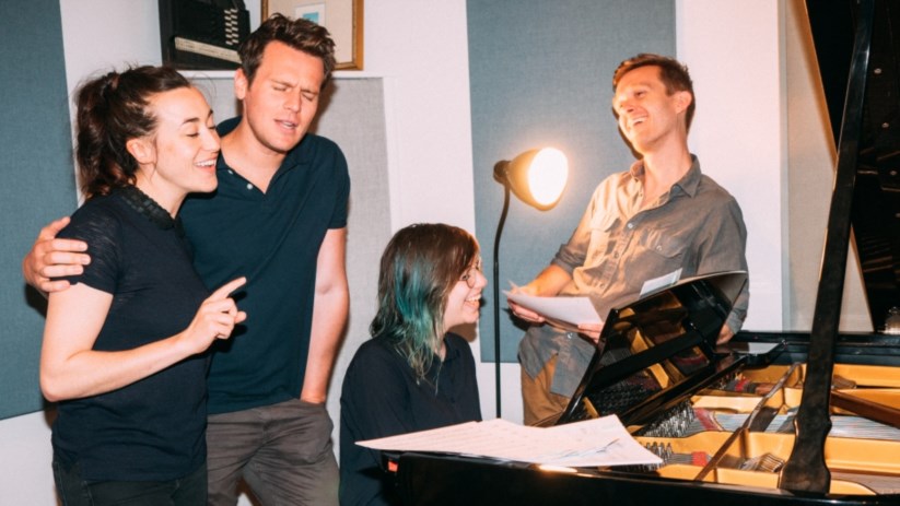 As vozes e os autores de <i>36 Questions</i> durante a gravação