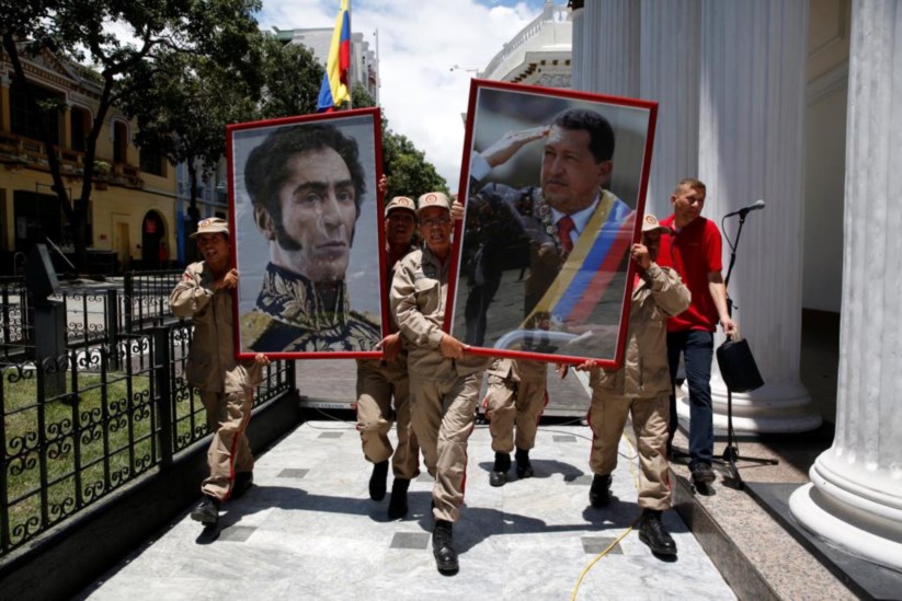 Retratos de Chávez e Bolívar levados para a cerimónia da tomada de posse