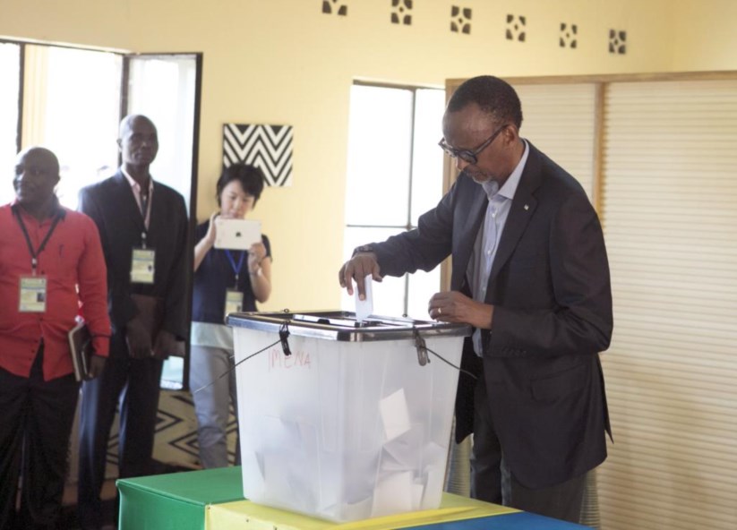 Kagame a votar nas eleições de sexta-feira