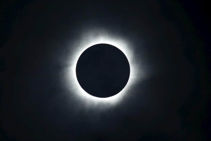 Eclipse solar total visto da Indonésia em 2016