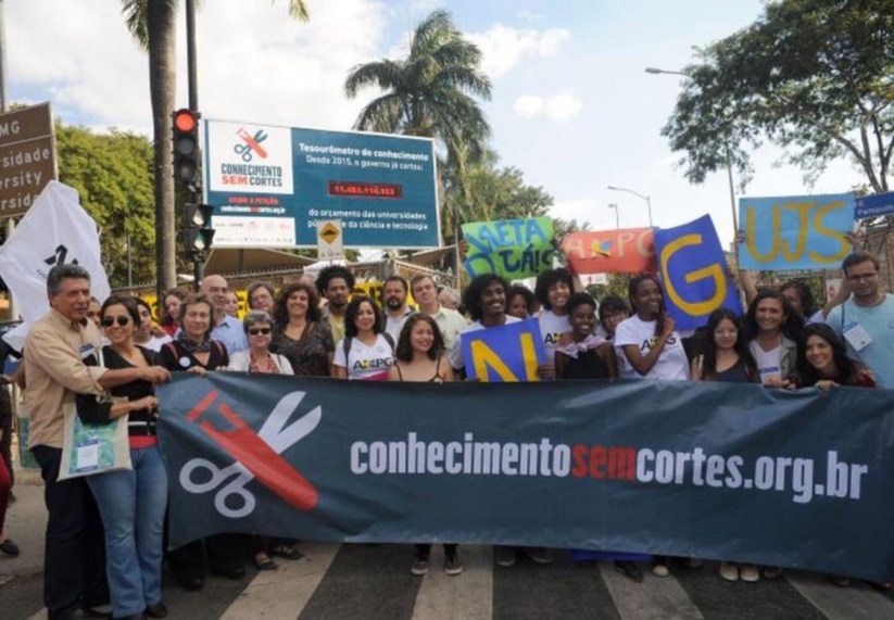 Universidade Federal de Minas Gerais inaugurou em Julho um “tesourômetro do conhecimento” que regista os cortes nas universidades públicas e na ciência desde 2015 e a iniciativa tem sido replicada por outras universidades brasileiras