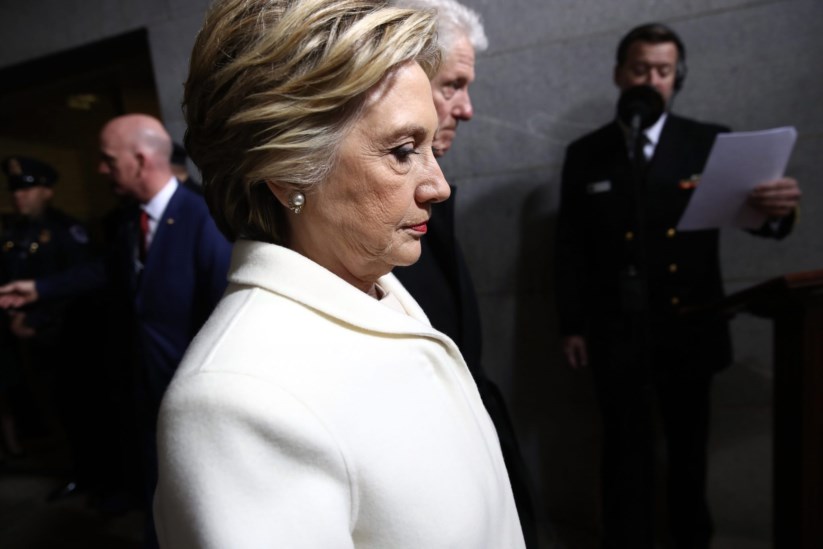 Clinton diz que Sanders prejudicou-a junto dos mais progressistas ao ligá-la aos grandes interesses de Wall Street