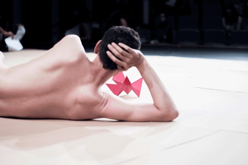 A performance La Bête foi inspirada em Bicho de Lygia Clark