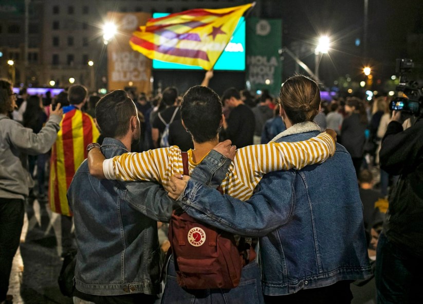 Celebração do referendo na praça da Catalunha, em Barcelona