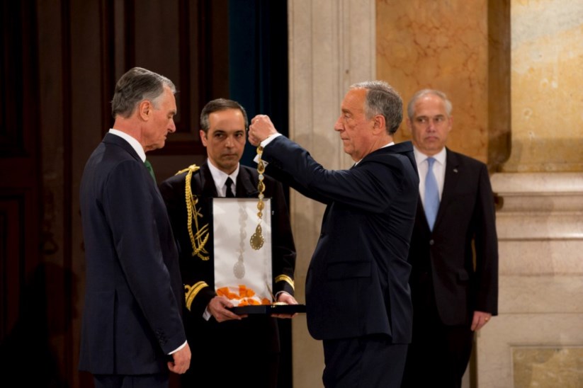 De Presidente para ex-Presidente: Marcelo condecora Cavaco com o Grande Colar da Ordem da Liberdade