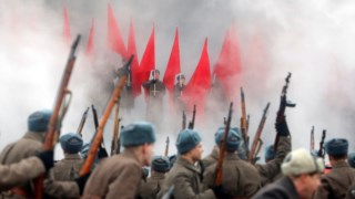 Recriação de uma batalha da II Guerra na Praça Vermelha, em Moscovo