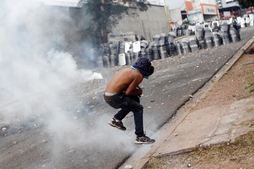 Uma pessoa morreu e 20 ficaram feridas em uma semana de protestos