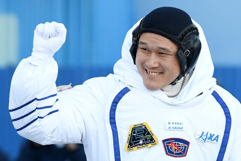 O astronauta japonês Kanai, antes de entrar na cápsula Soiuz que o levaria à estação espacial