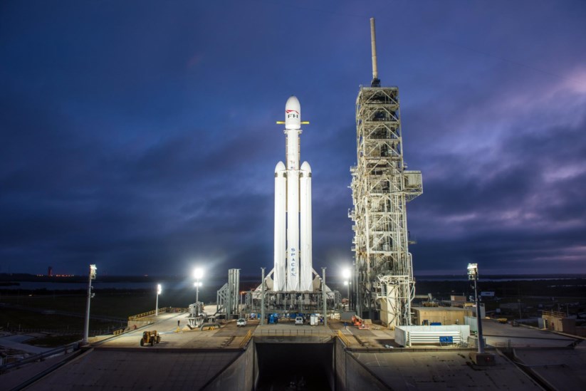 Foguetão Falcon Heavy, da SpaceX, está na base da Florida desde 28 de Dezembro de 2017