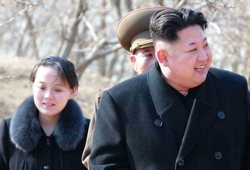Uma das poucas fotografias em que aparece Kim Yo-jong, aqui ao lado do irmão