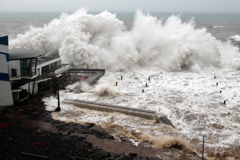 Resultado de imagem para Homem arrastado por onda está desaparecido na Madeira